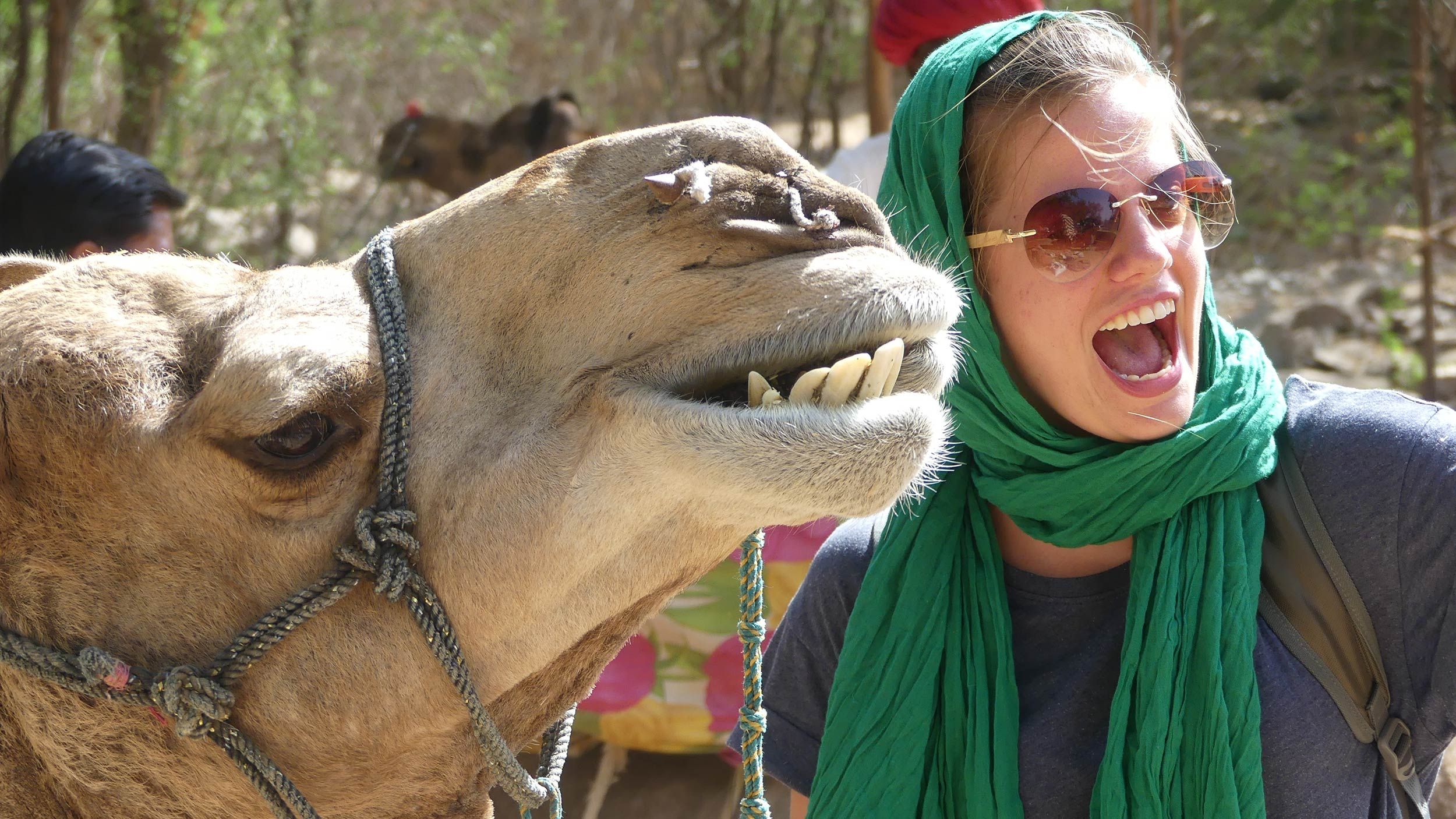 Bild: Frau mit Kamel in Indien